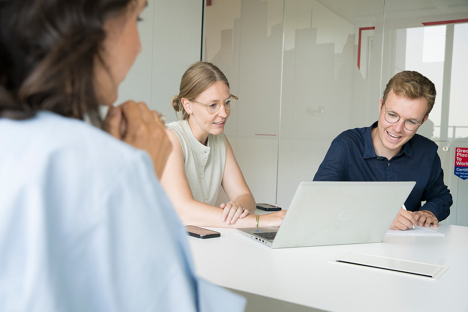 A corporate finance team analyzing rolling liquidity scenarios to optimize AI cash flow forecasting.
