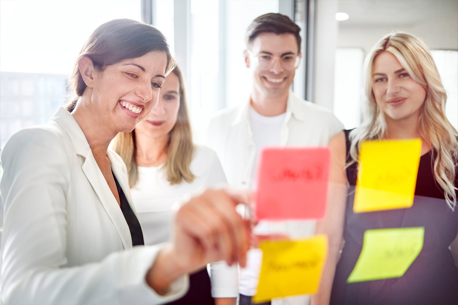 Eine TriFinance Project Managerin erarbeitet im Workshop in Düsseldorf mit Sticky Notes Schritte zur P2P- und R2R-Prozessoptimierung.