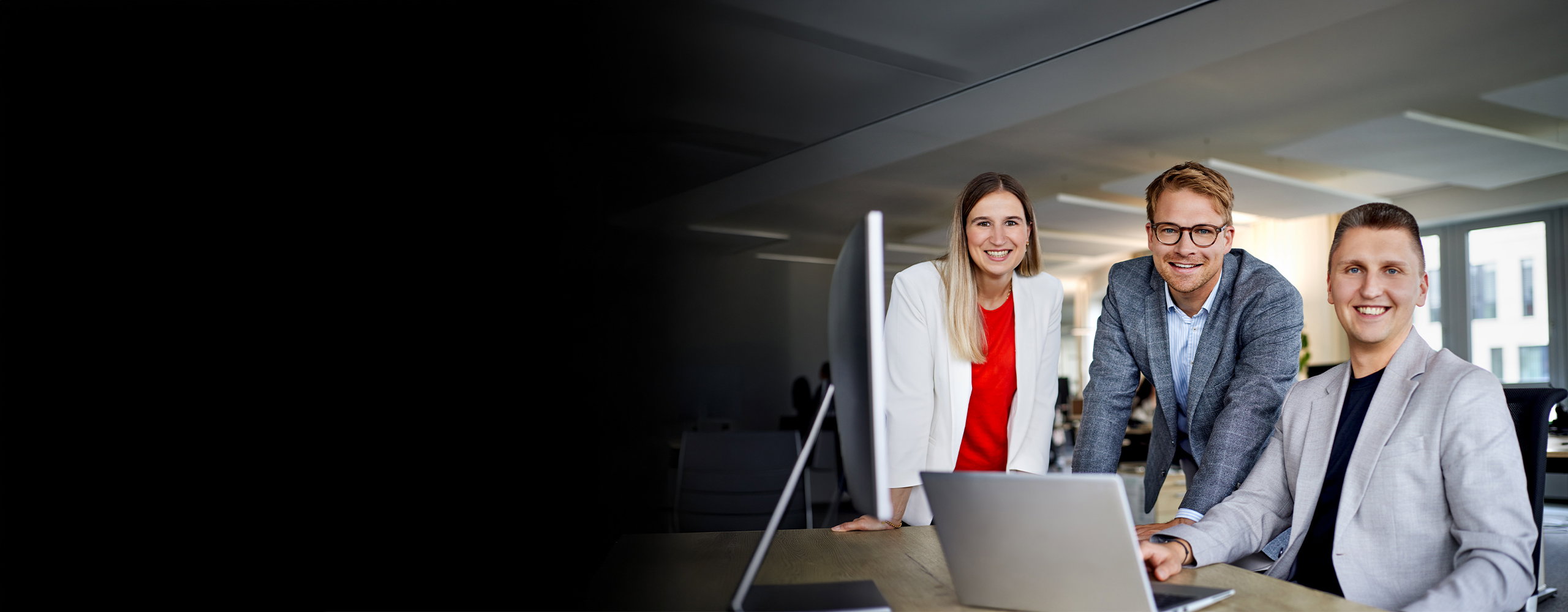 Das Finance-Consulting-Team von TriFinance Deutschland arbeitet gemeinsam an einem Projekt im Büro.
