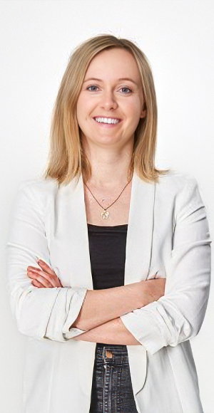 Lisa Barckhausen blickt lächelnd in die Kamera: TriFinance Recruiterin für Jobs in Accounting und Controlling am Standort Hamburg.